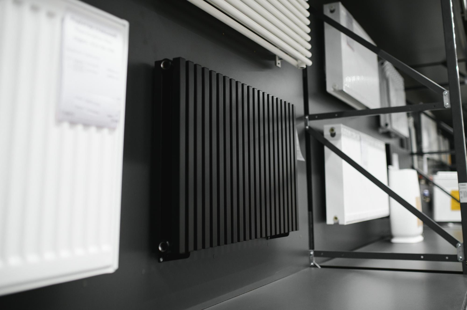 Magasin de quincaillerie proposant une Vente de radiateurs de chauffage 